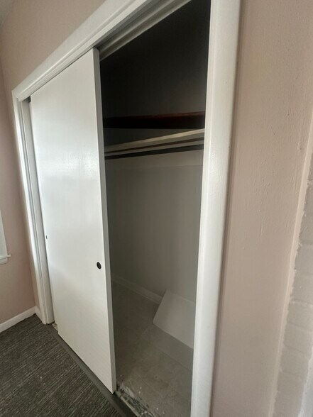 Extra Closet - 5044 Bancroft Ave