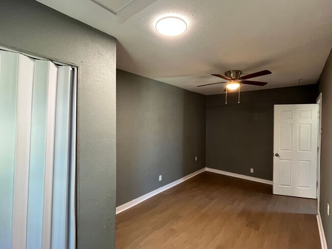 Building Photo - 3 BEDROOM 2 BATH WITH BACK APARTMENT