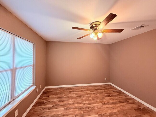 Building Photo - 5915 Sunshine Dr