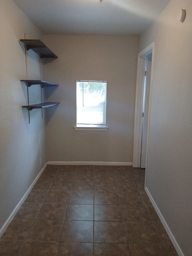 Building Photo - 4 Bedrooms and 1 Bath Near Hwy 75 and Fore...