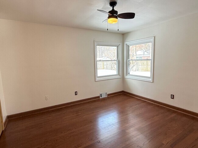 Building Photo - Move-In Ready 2 bedroom, 1.5 bathroom Home in Livonia