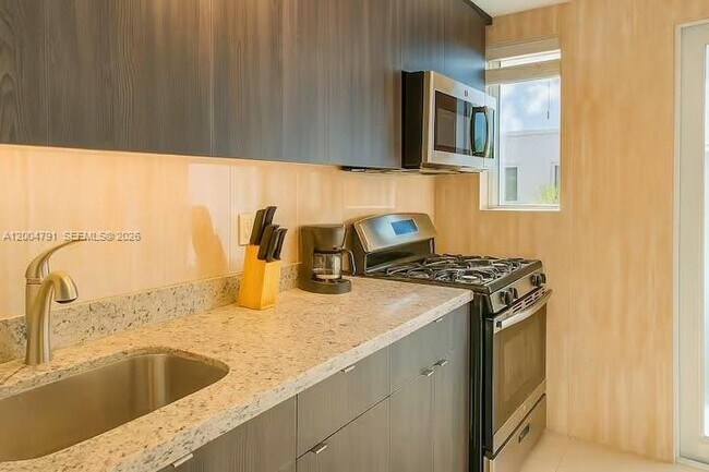 Building Photo - 1025 94th St