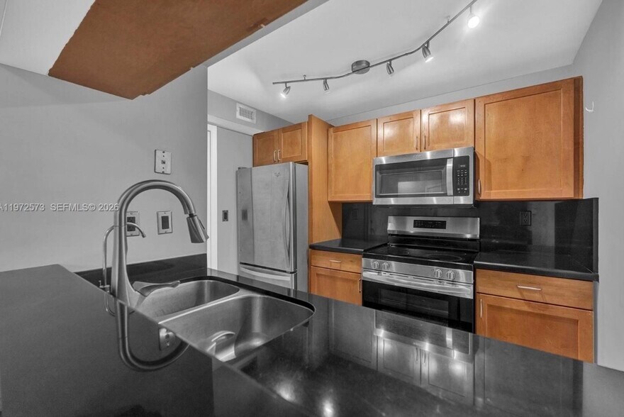 Building Photo - 15575 Miami Lakeway N