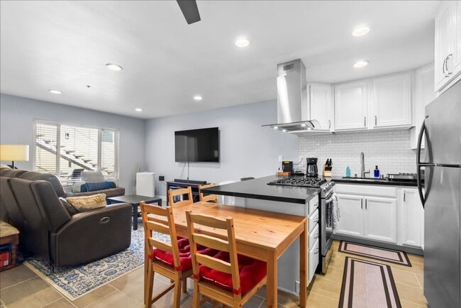 Building Photo - 1 Bed/1 Bath + 2 Parking Spaces and Walking Distance to Beach
