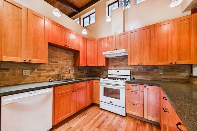 Building Photo - 2910 Greenbriar Ln