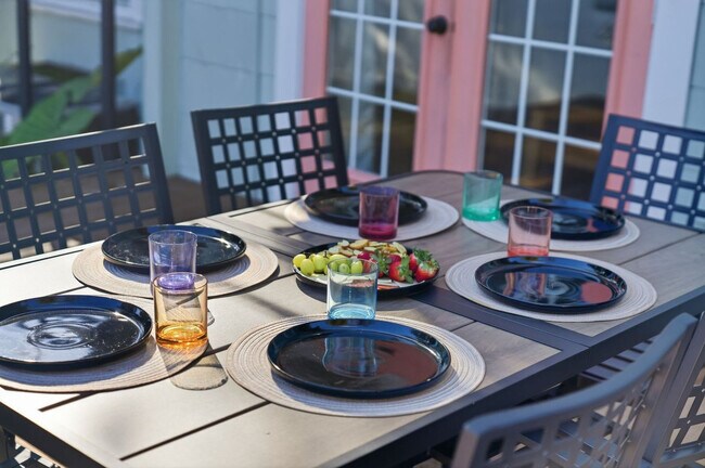 Building Photo - 720 1/2 West Woodlawn Avenue-SI ID1271939P