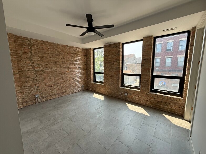 Building Photo - 1514 W 18th Pl