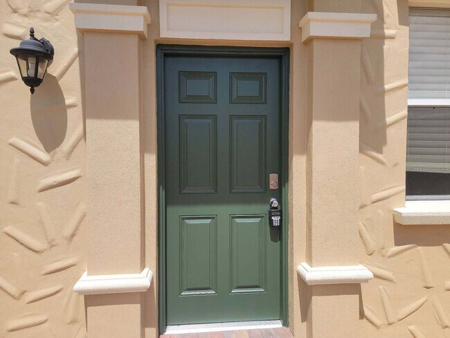 Building Photo - 4/3.5 TOWNHOME VILLA in Waterstone-Davenpo...