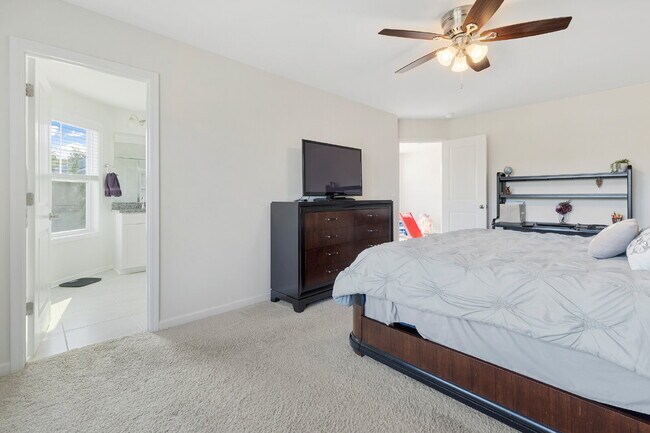 Building Photo - $2,495 - MOVE IN SPECIAL! $300 off 1st Mon...