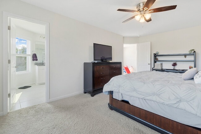 Building Photo - $2,595 - 3 Bedroom 2.5 Bathroom Townhouse ...