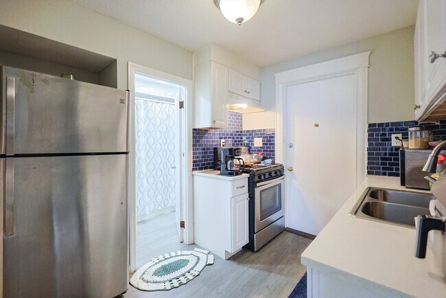 Building Photo - 104 Oak St