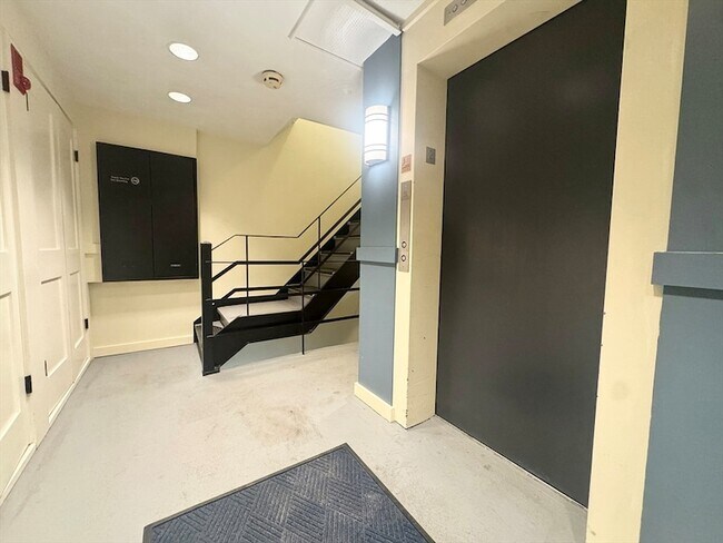 Building Photo - 1643 Cambridge St