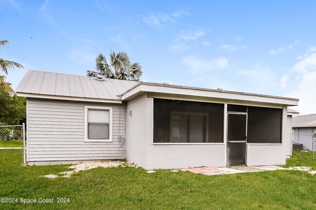 Building Photo - 661 SW Prado Ave