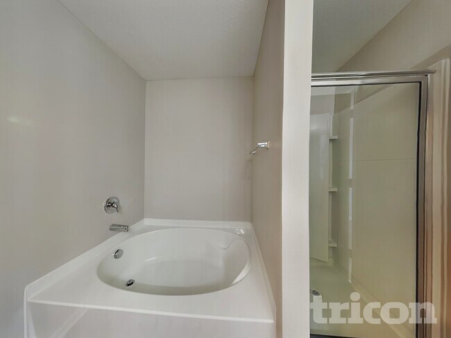 Building Photo - 2831 Village Center Dr