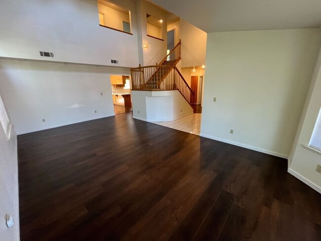 Building Photo - **Move-In Special! $1,000 off Second Month...