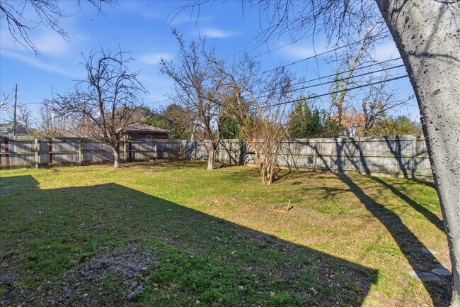 Building Photo - "Charming 3-Bedroom Retreat with 2 Full Baths in Farmers Branch"