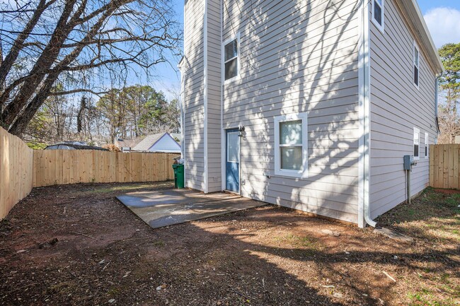 Building Photo - Renovated 3 Bedroom 2.5 Bath House