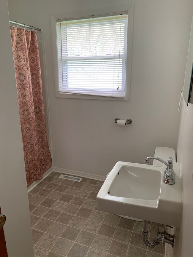 Building Photo - 3 Bedroom Close to Lewis Gale Hospital