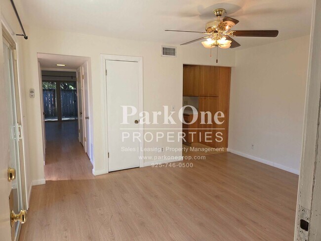Building Photo - Cozy Skywest Townhome