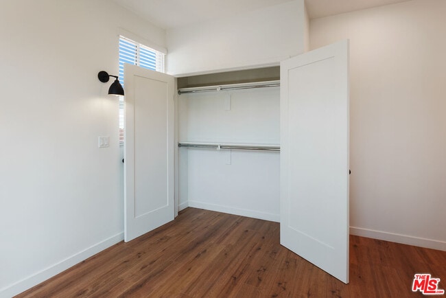 Building Photo - 1405 N Coronado St