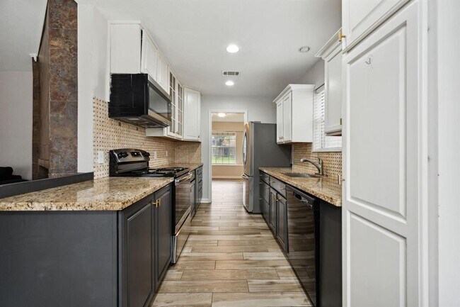 Building Photo - 4023 Broken Elm Dr