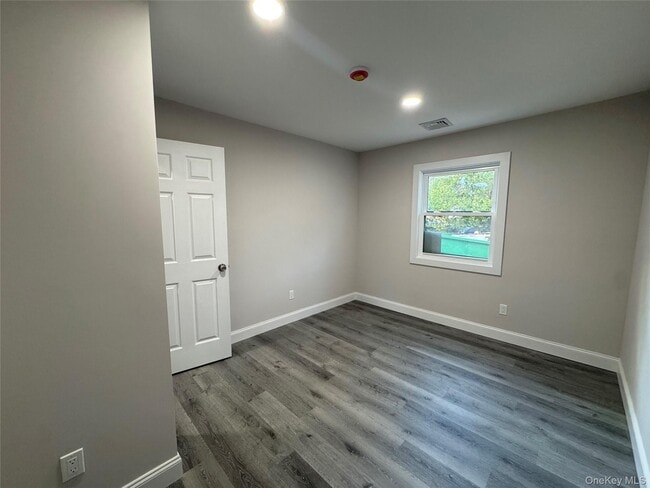 Building Photo - 75 Valley Dr