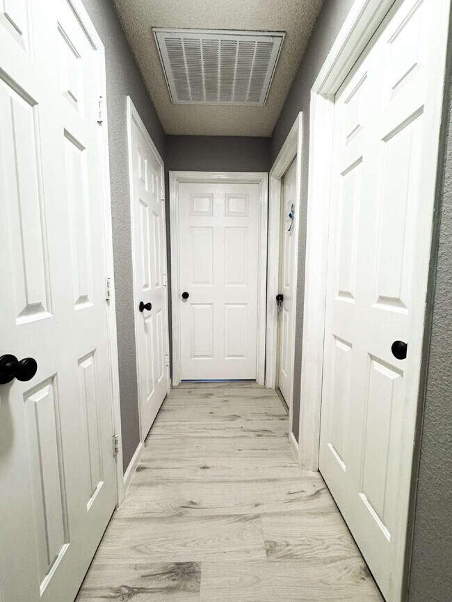 Building Photo - "Spacious 3 Beds, 2 baths Home with Inviti...