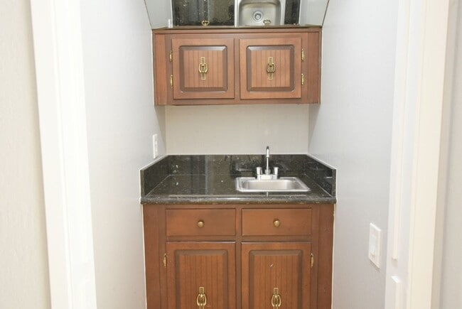 Building Photo - Beautiful 3 Bedroom 2.5 Bath End Unit Town...