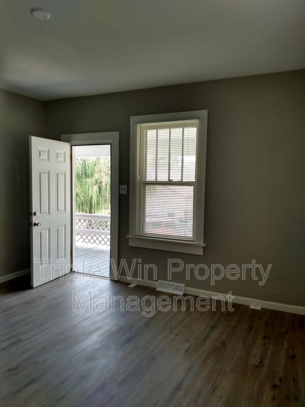 Building Photo - 830 Warne St