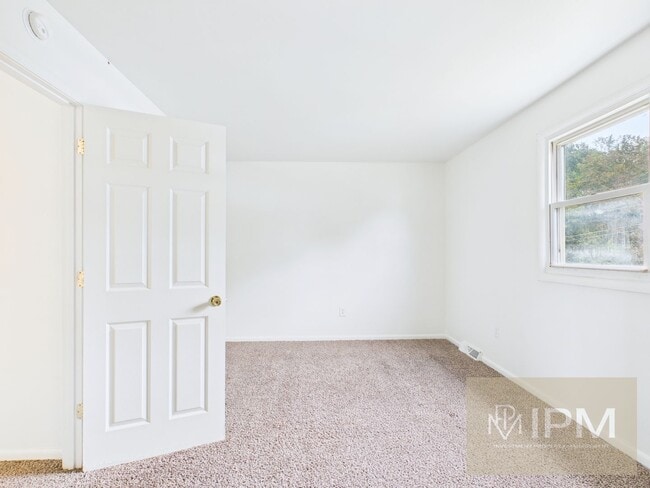 Building Photo - Available Now! Cozy 3 Bedroom, 1 Bath Town...