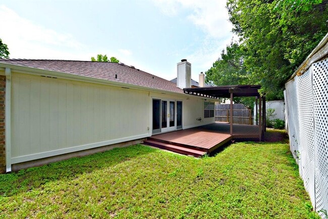 Building Photo - 3924 Newland Dr