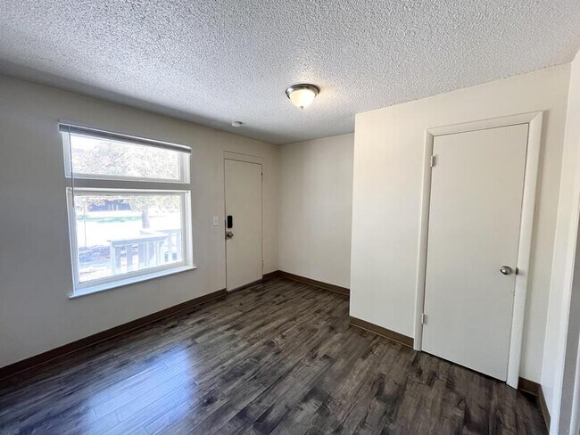 Building Photo - 560 600 E
