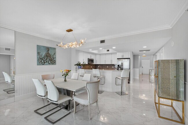 Building Photo - 2650 Lake Shore Dr