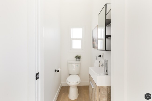 Building Photo - 5847 1/2 Ernest Ave-