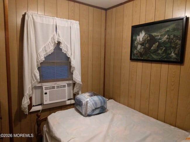 Building Photo - 10 Lake St