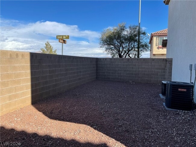 Building Photo - 733 Emerald Idol Pl