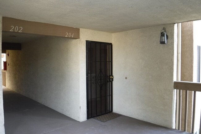 Building Photo - 4831 Lago Dr