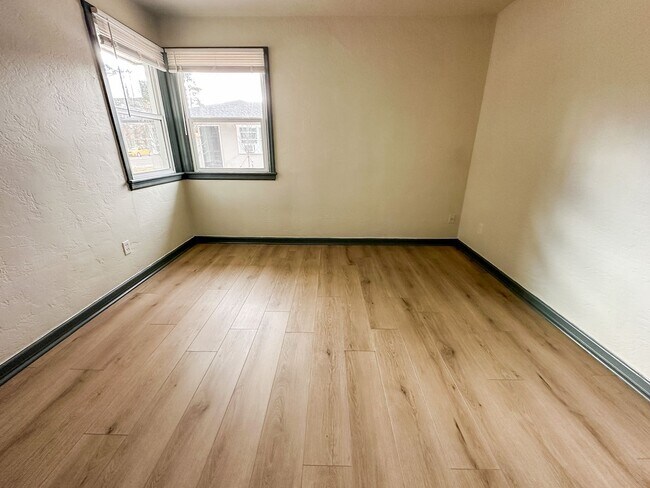 Building Photo - garden level one bedroom apartment