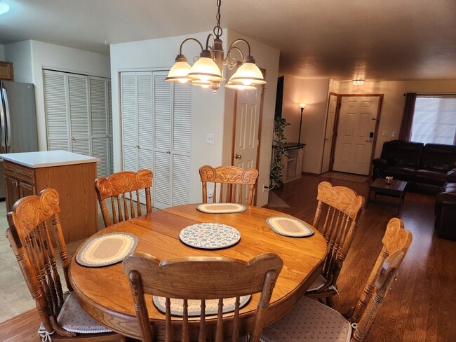 Building Photo - 4965 Universal Heights