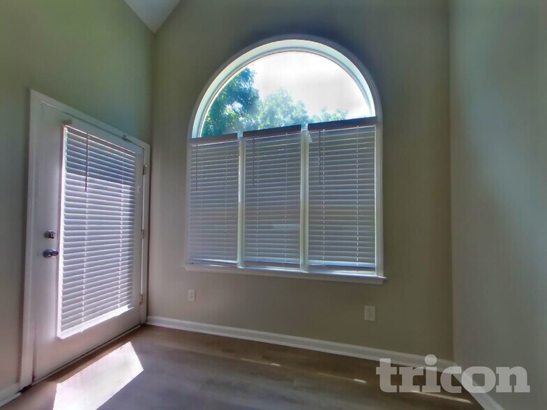 Building Photo - 1060 Middlebrooke Dr
