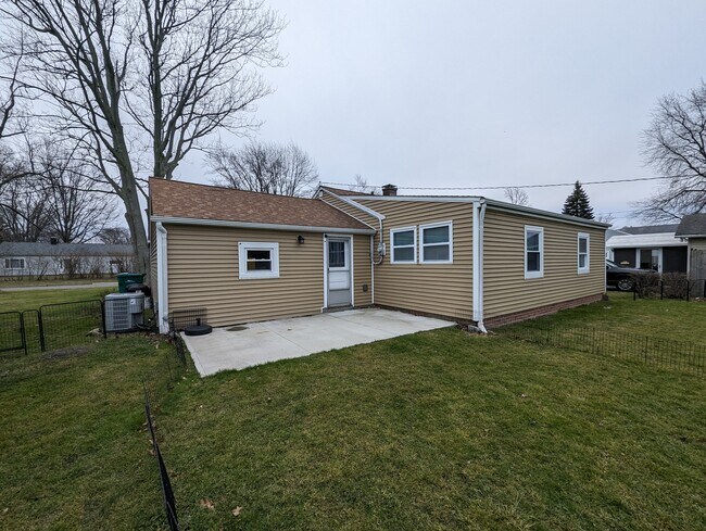 Building Photo - 4860 Forest Rd