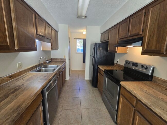 Building Photo - 206 Ann Cir