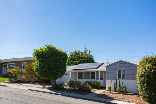 Building Photo - Traditional Home with Large Backyard!