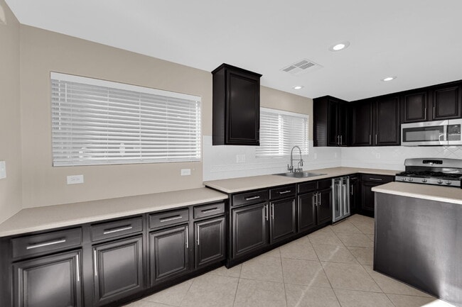 Building Photo - Beautiful 3-bedroom, 2.5-bathroom home loc...