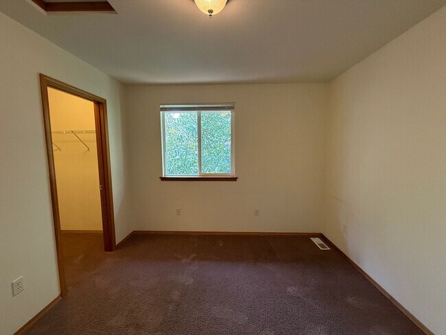 Building Photo - 4 Bed 2 Bath Home in Waterbury Meadows