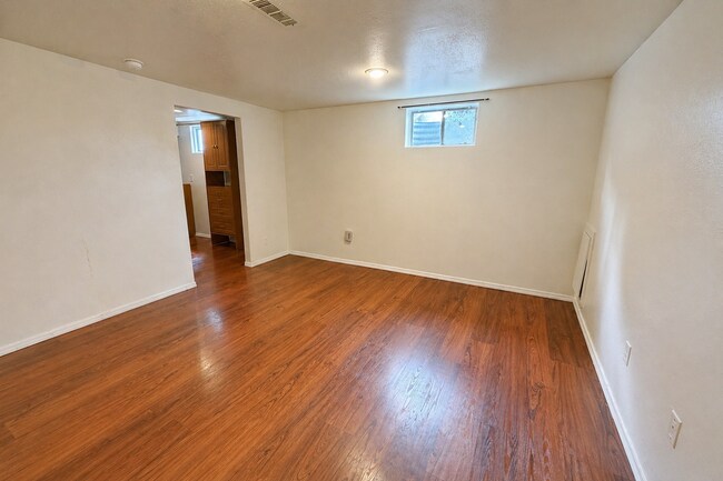 Building Photo - 1618 E Maple Ave