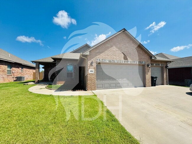 Primary Photo - 924 N Creek Dr