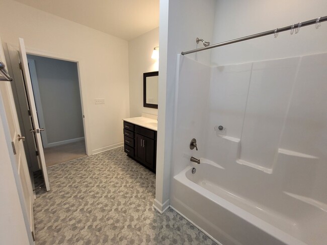 Building Photo - Gorgeous, Updated Condo Located in Spence ...