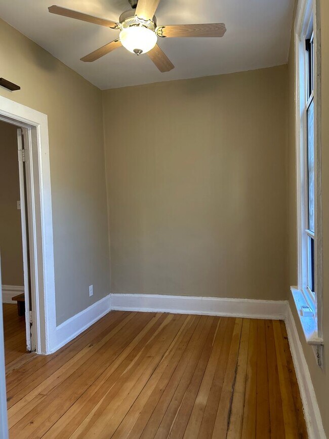 Building Photo - 862 N Hermitage Ave