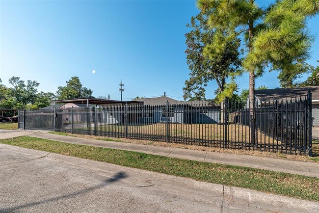 Building Photo - 8658 Sonneville Dr